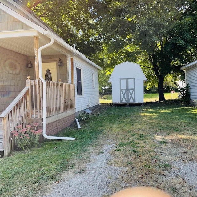 view of yard with a shed