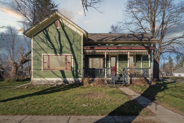 view of front facade featuring a front lawn and covered porch