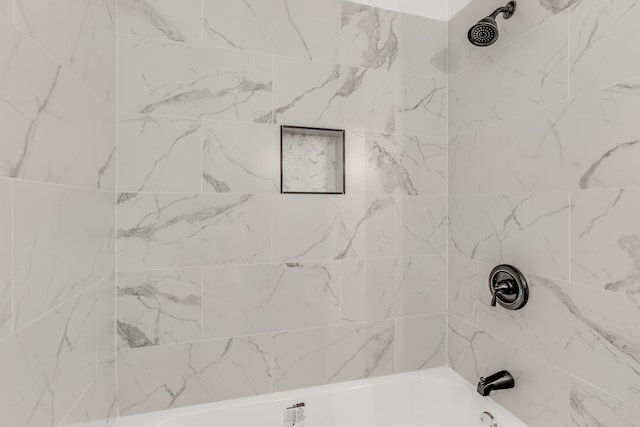 bathroom with tiled shower / bath