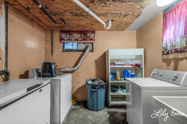 clothes washing area featuring washing machine and clothes dryer