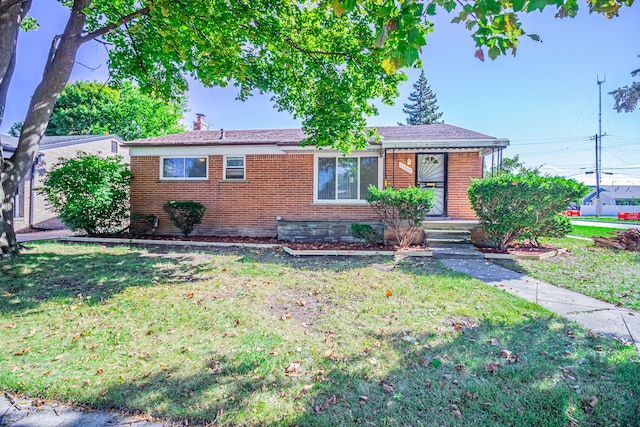 ranch-style home featuring a front lawn