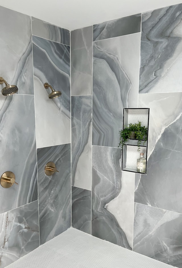 bathroom featuring a tile shower