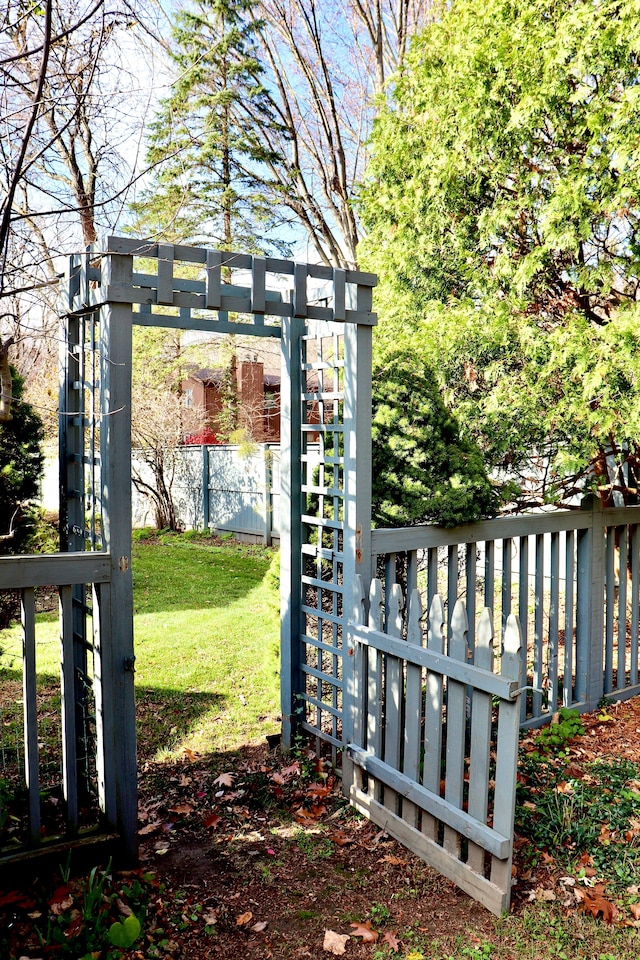 view of gate featuring a lawn