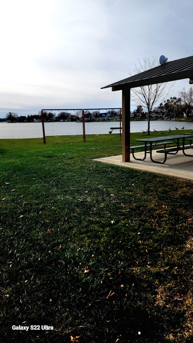 view of yard featuring a water view