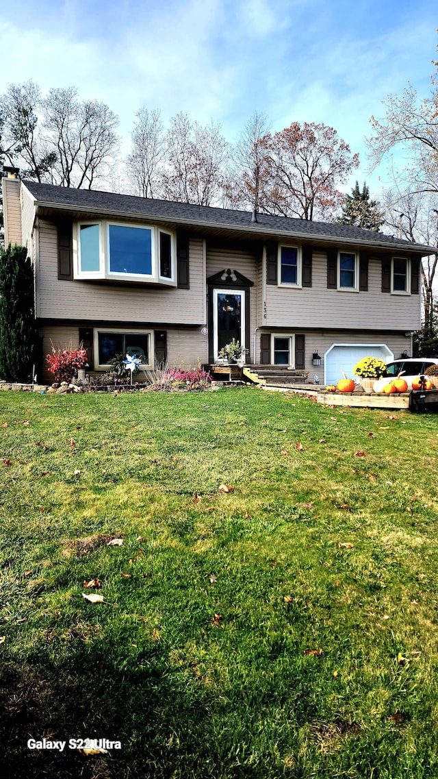 split foyer home with a front yard