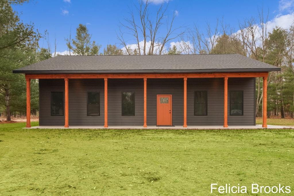 view of front of house with a front yard