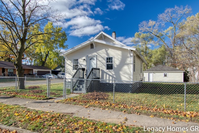 view of front of home featuring a front yard