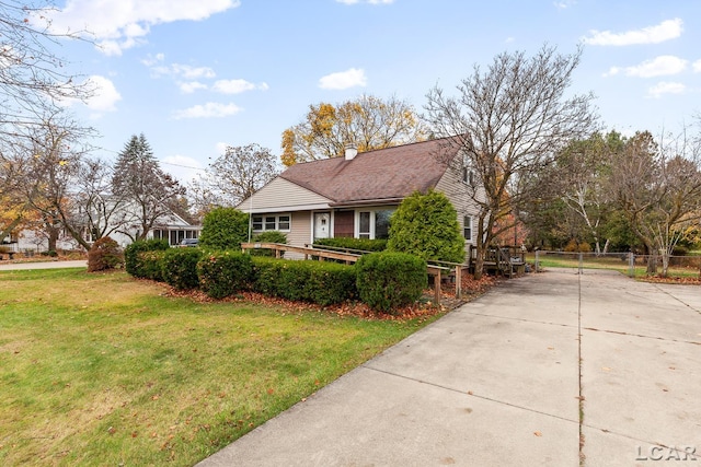 view of front facade with a front yard