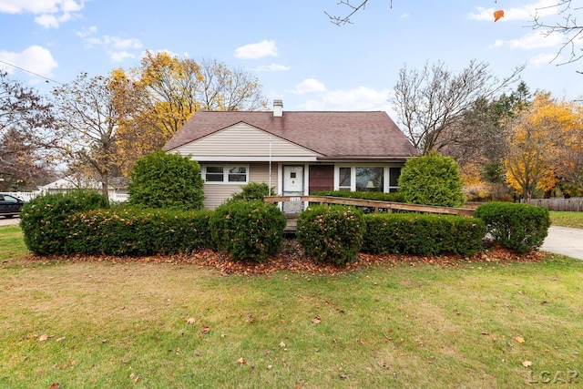 view of front of property with a front yard