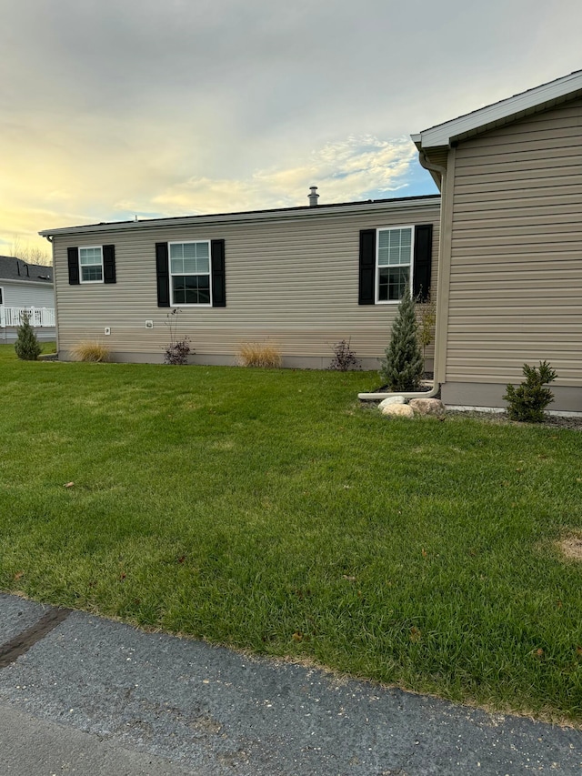 view of front of property featuring a yard