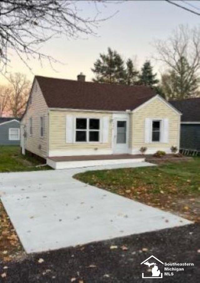 113 Walnut St, Brooklyn, MI 49230 - single story home featuring a chimney