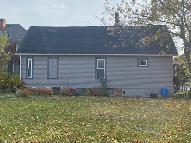 view of side of property featuring a lawn