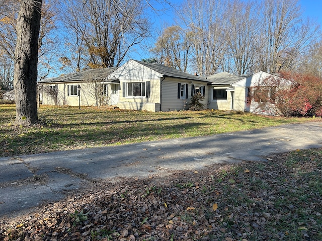 ranch-style home featuring a front lawn