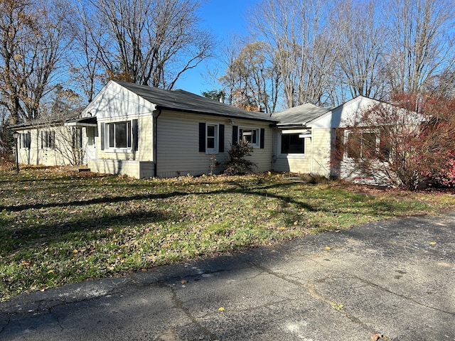 view of front facade featuring a front yard