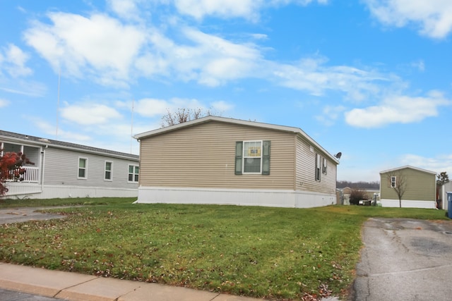 view of side of property featuring a lawn