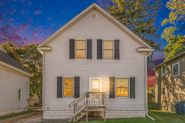 view of front of house featuring a lawn