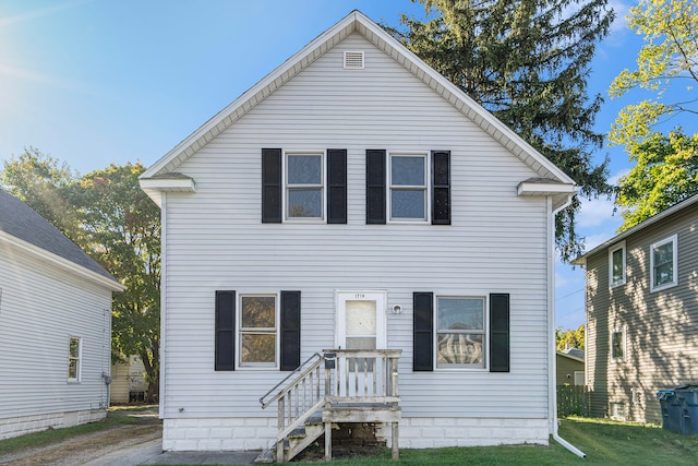 view of front of home featuring a front lawn