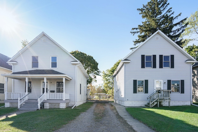 view of front facade featuring a front lawn and a porch