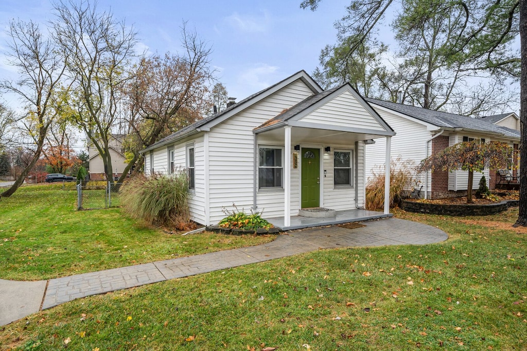 view of front of house featuring a front lawn