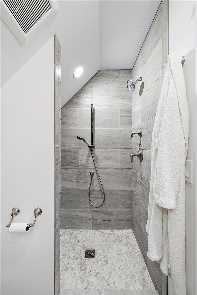 bathroom featuring tiled shower