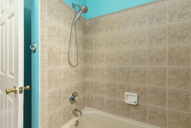 bathroom featuring tiled shower / bath combo