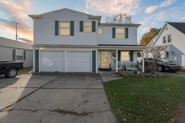 view of front property featuring a lawn and a garage