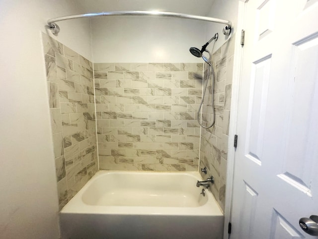 bathroom featuring tiled shower / bath combo