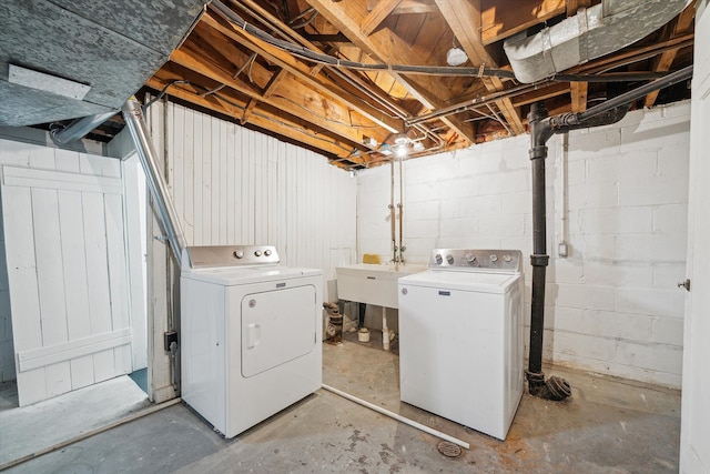 washroom featuring sink and washing machine and clothes dryer