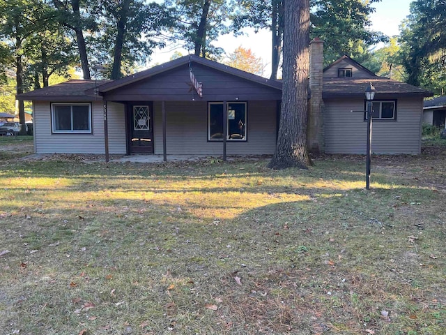 single story home featuring a front lawn