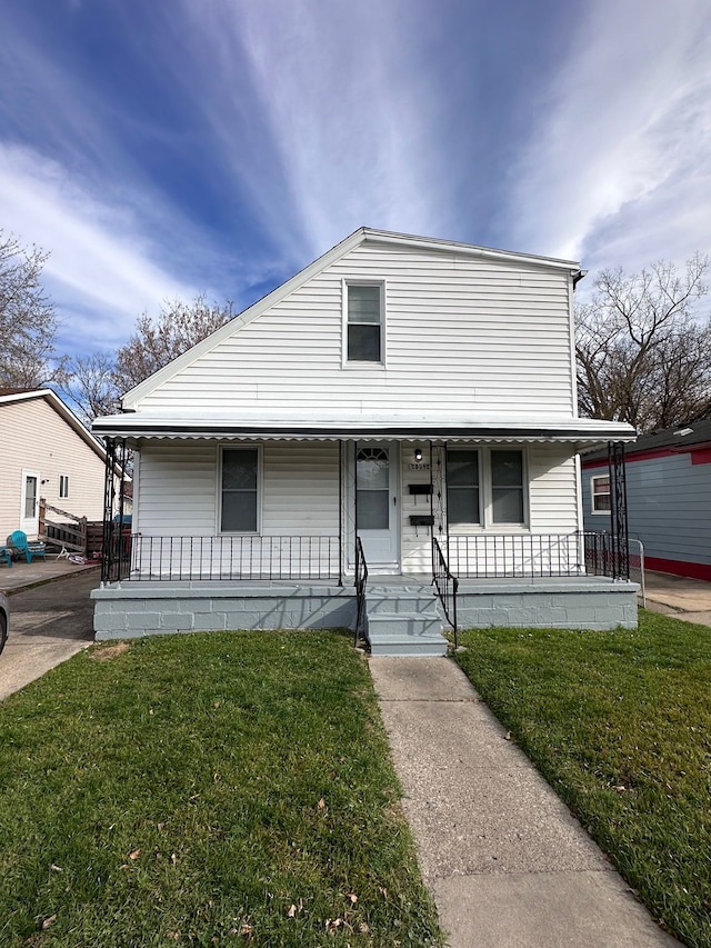 view of front of property featuring a front yard and covered porch