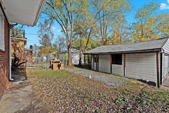 view of yard with an outdoor structure