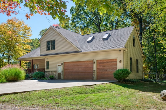 view of front facade featuring covered porch, a garage, and a front lawn