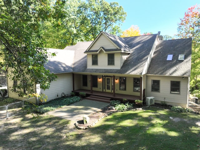 view of front of property featuring a front lawn