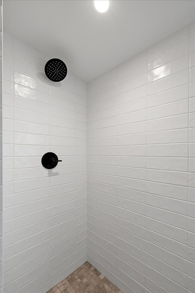 bathroom featuring tiled shower