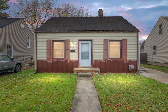 bungalow featuring a lawn