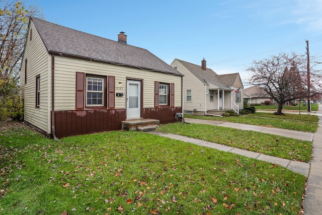 view of front of home featuring a front lawn