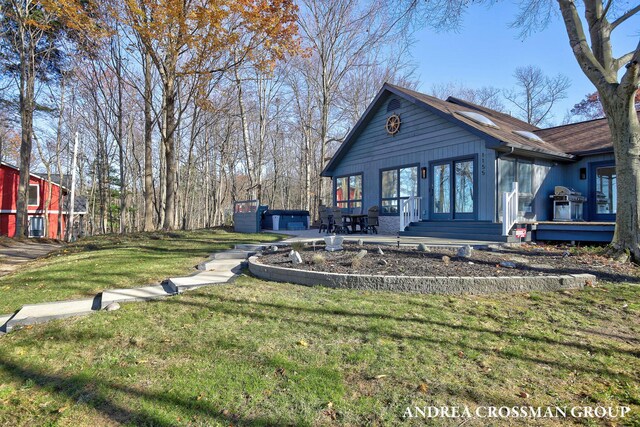 1155 Edgewater Ter, South Haven, MI 49090 - view of front of property with a front lawn