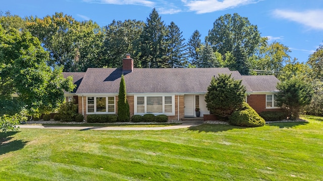 view of front of home featuring a front yard