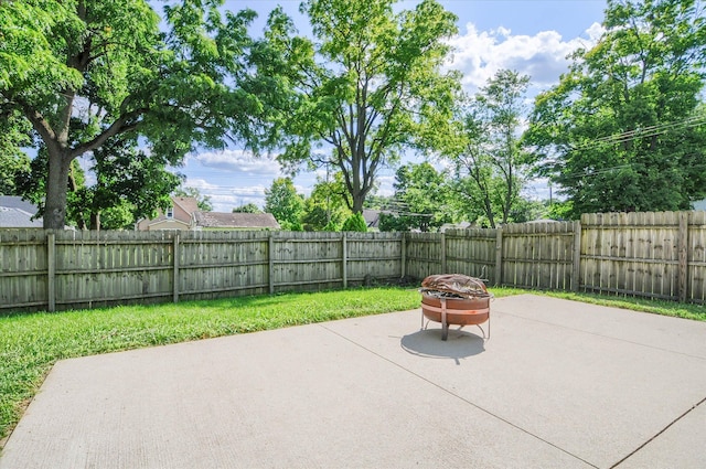 view of patio with an outdoor fire pit