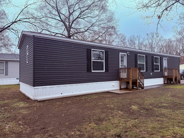 view of front of property featuring a front lawn