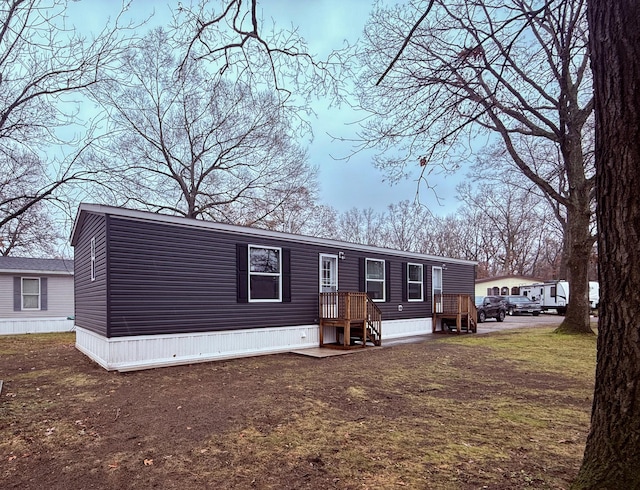 manufactured / mobile home featuring a front yard