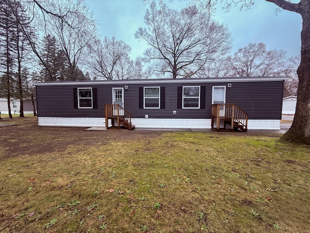 manufactured / mobile home with a front lawn