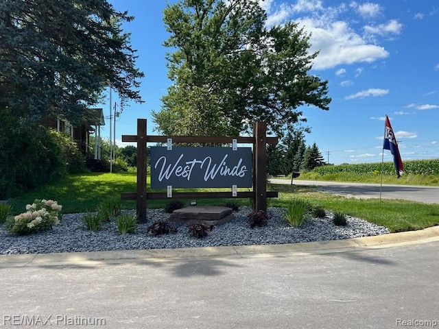 community / neighborhood sign featuring a yard