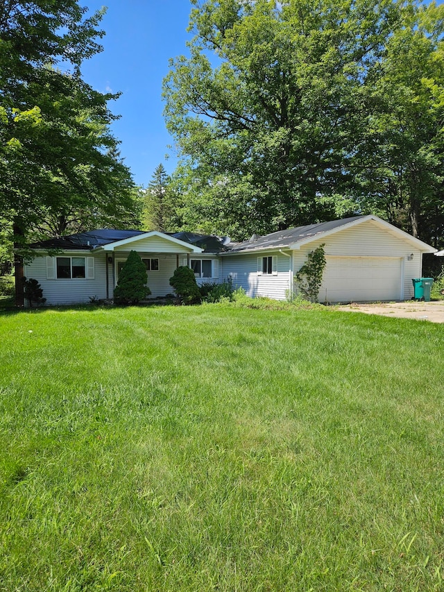 view of front facade featuring a garage and a front yard