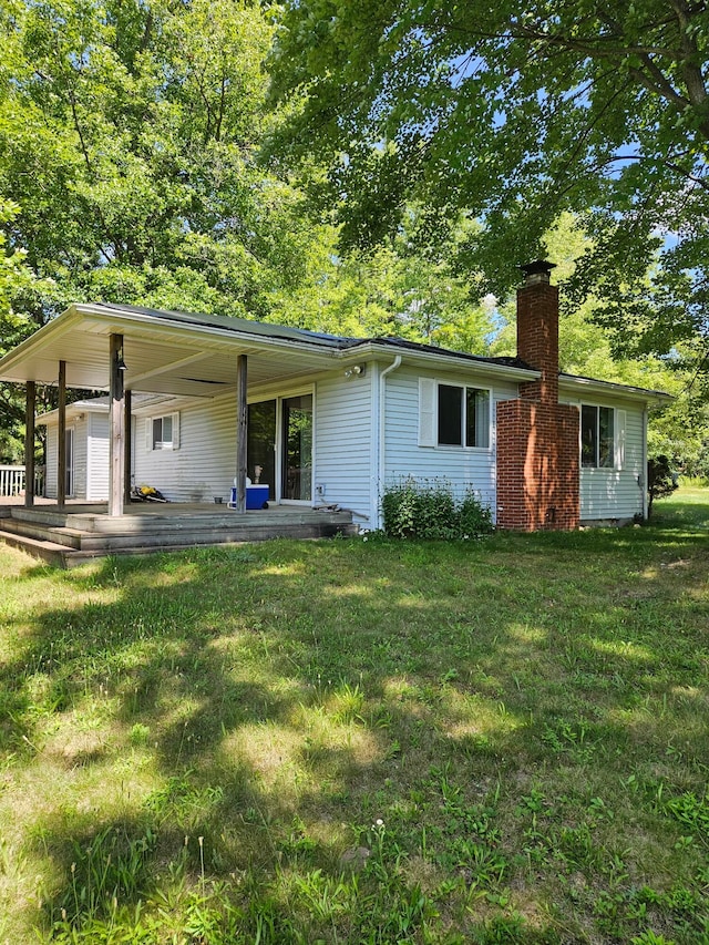 view of front of house featuring a front lawn