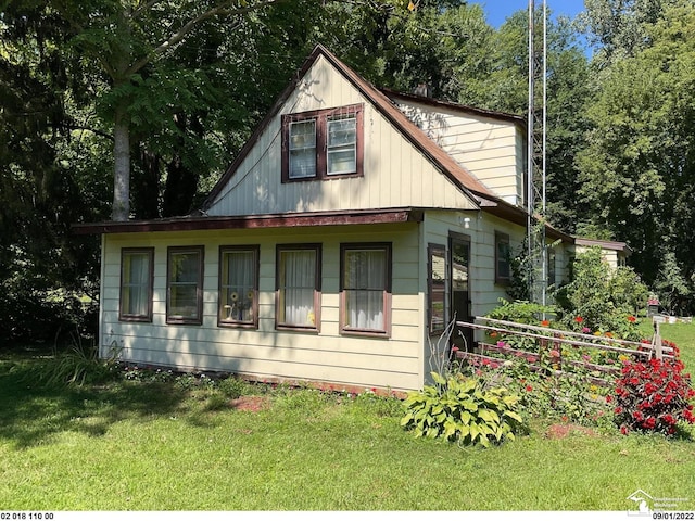 view of front facade with a front yard