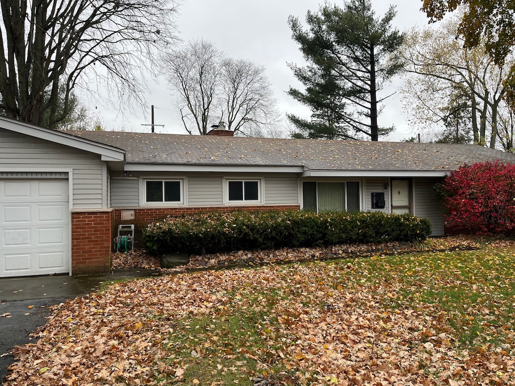 single story home featuring a garage