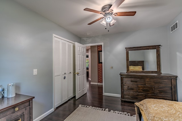 bedroom with ceiling fan, dark wood-type flooring, and a closet