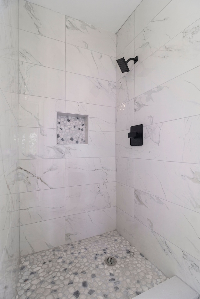 bathroom featuring tiled shower