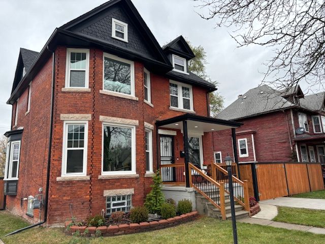 view of front of house featuring a front lawn